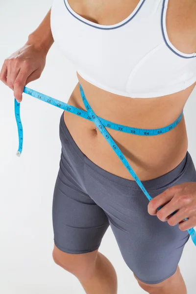 Fitness kobieta pomiaru jej talii — Zdjęcie stockowe