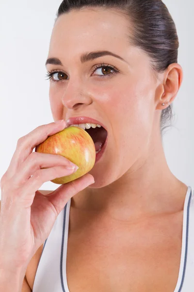 Здоровая женщина ест яблоко — стоковое фото