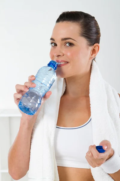 Фитнес-женщина питьевая вода после тренировки — стоковое фото