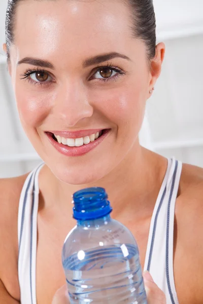 Mulher bebendo água após o treino — Fotografia de Stock