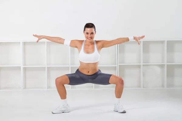 Fitness vrouw die zich uitstrekt — Stockfoto