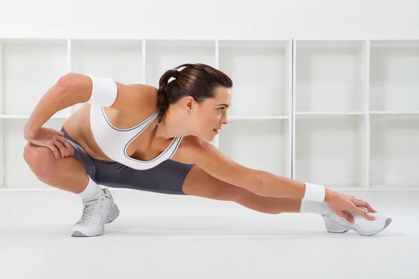 Giovane bella donna fitness stretching — Foto Stock