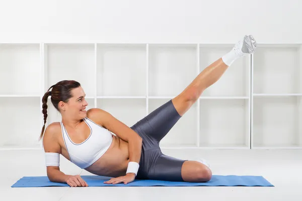 Giovane donna fitness stretching — Foto Stock