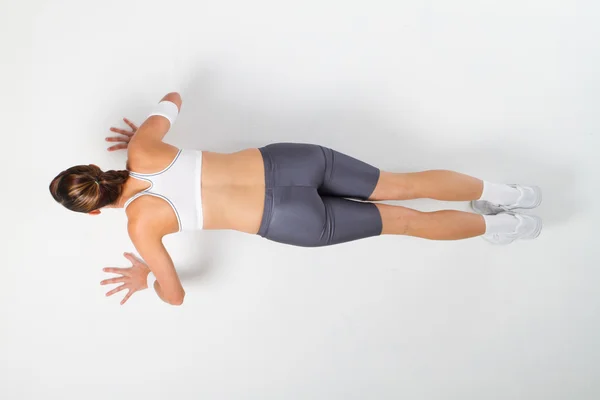 Fitness vrouw doen pushups — Stockfoto