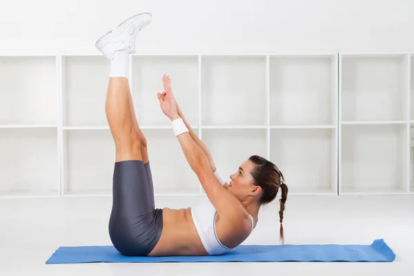 Kvinna stretching innan träning — Stockfoto