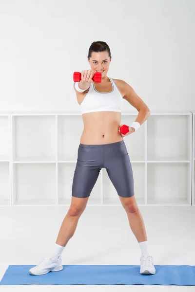 Fitness donna che esercita con manubri — Foto Stock
