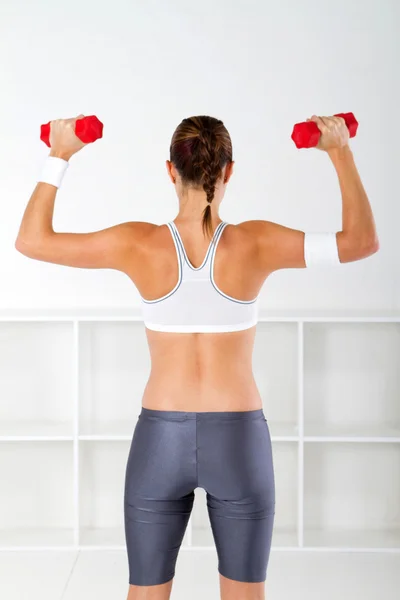 Žena fitness cvičení s činka — Stock fotografie