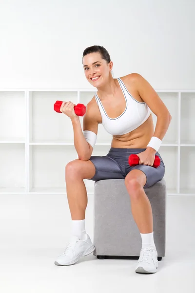 Fitness kvinna tränar med hantel — Stockfoto