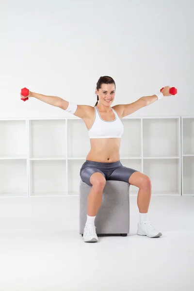 Fitness donna che esercita con manubri — Foto Stock