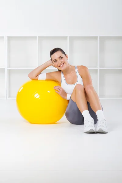 Счастливая женщина с мячом для упражнений — стоковое фото