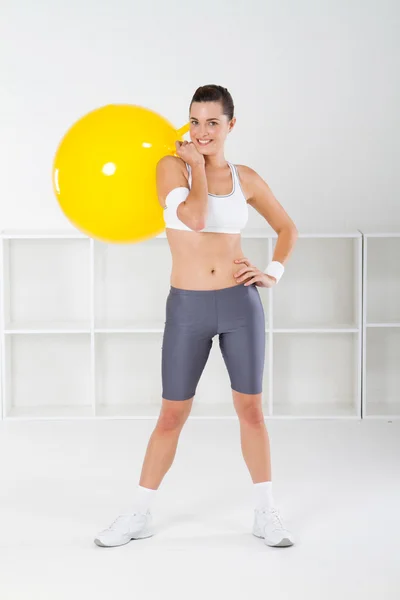 Felice fitness donna con palla esercizio — Foto Stock