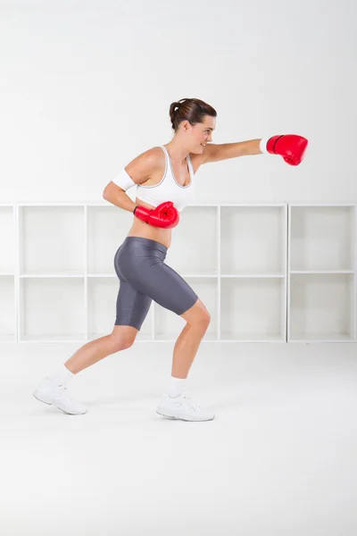 Молодая фитнес-женщина в боксёрских перчатках — стоковое фото