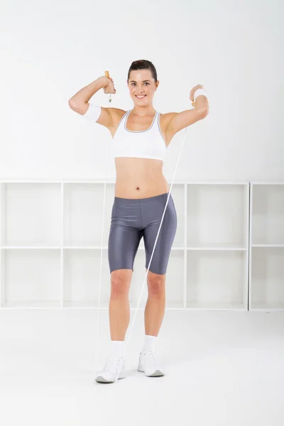 Fitness-Frau mit Springseil — Stockfoto