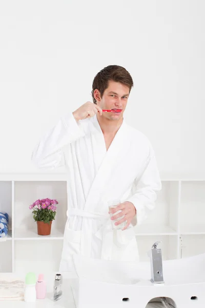 Człowiek w łazience szczotkowanie zębów — Zdjęcie stockowe