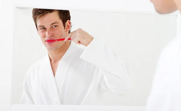 Adam banyoda diş fırçalama — Stok fotoğraf