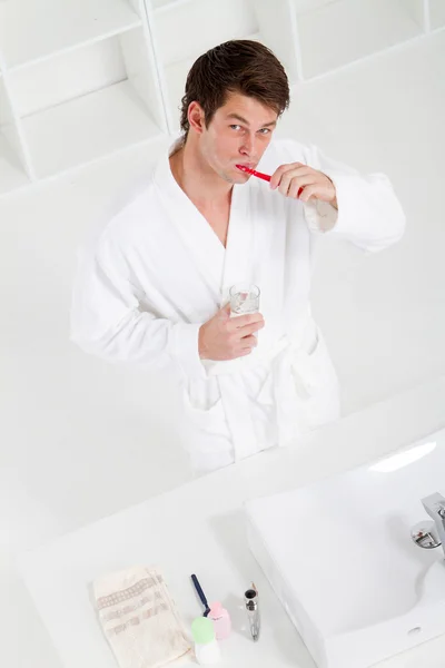 Мужчина в ванной чистит зубы — стоковое фото