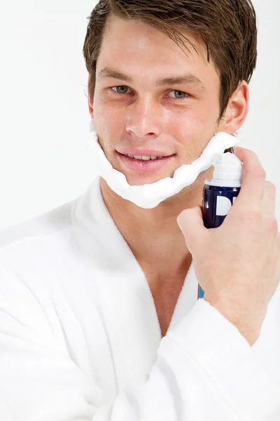 Guapo joven aplicar espuma de afeitar —  Fotos de Stock