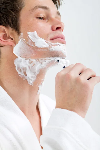 Schöner junger Mann rasiert — Stockfoto