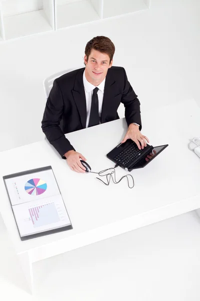 Ung affärsman som arbetar på kontoret — Stockfoto