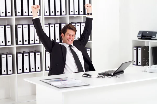 Веселый молодой бизнесмен в офисе — стоковое фото