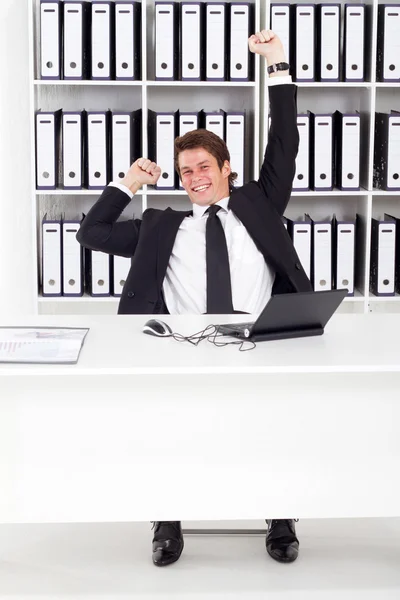 Веселий молодий бізнесмен в офісі — стокове фото