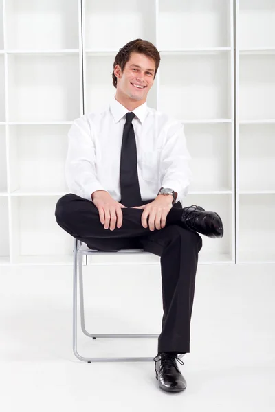 Feliz joven hombre de negocios en el cargo — Foto de Stock