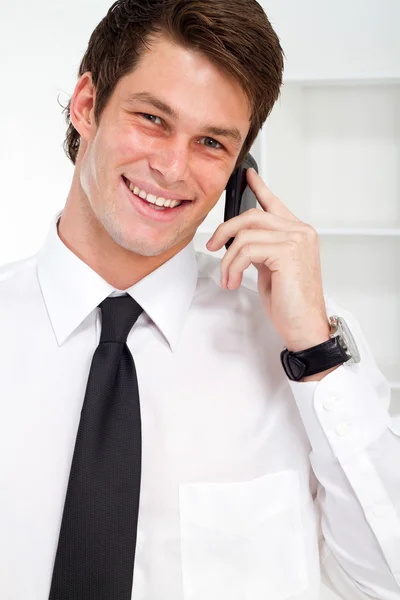 Homme d'affaires heureux au téléphone — Photo