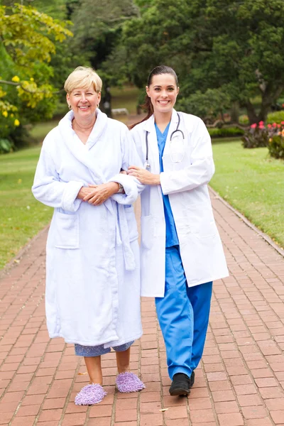 Gondoskodó orvos vesz vezető beteg kint részére egy séta — Stock Fotó