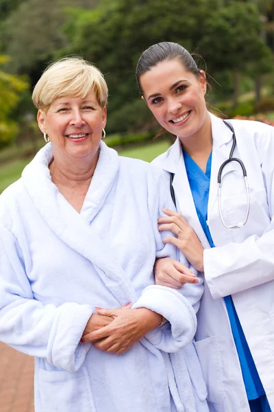 Kvinnliga läkare och äldre patient utomhus — Stockfoto