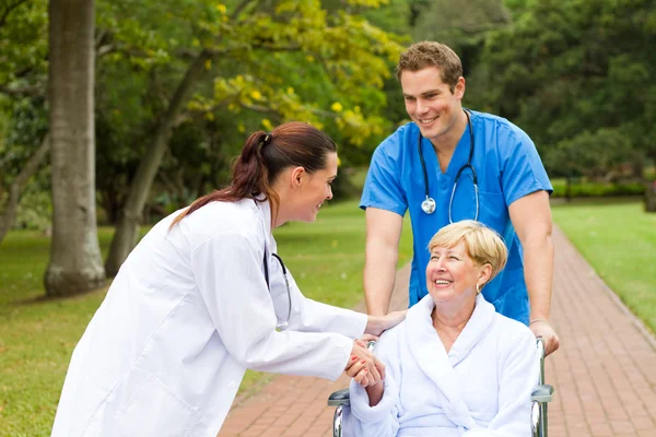 Friendly doctor greeting recovering senior patient — Stock Photo, Image