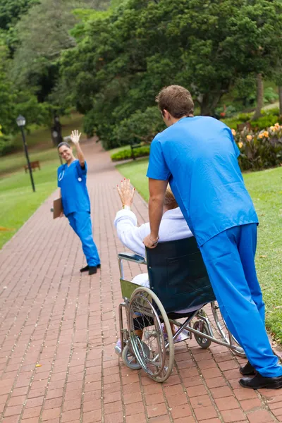 Medical worker saying good bye to patient — Stock Photo, Image