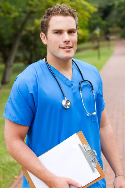Jovem médico ao ar livre — Fotografia de Stock