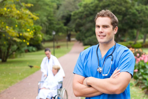 Amigável jovem médico masculino retrato ao ar livre — Fotografia de Stock