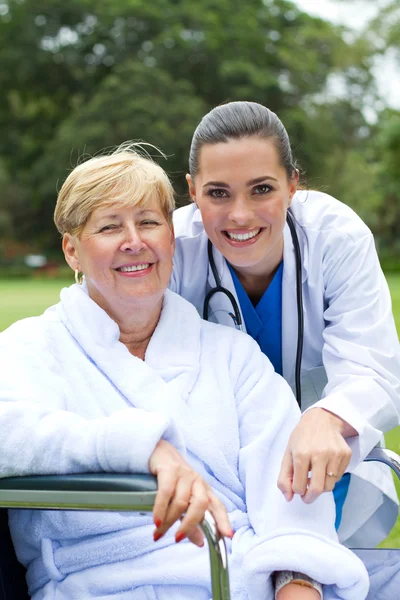 Fürsorgliche freundliche Ärztin und glückliche Seniorin — Stockfoto