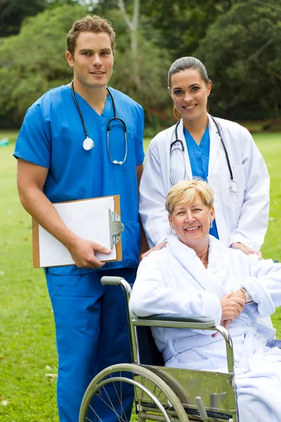 Retrato em grupo de médico, enfermeiro e paciente idoso — Fotografia de Stock