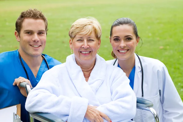 Senior Patient zusammen mit Arzt und Krankenschwester im Freien — Stockfoto
