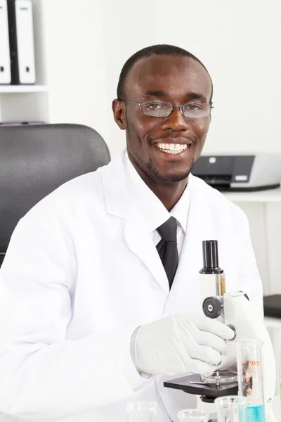 Técnico de laboratório americano africano masculino — Fotografia de Stock