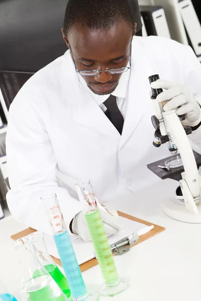 Técnico de laboratório americano africano masculino — Fotografia de Stock