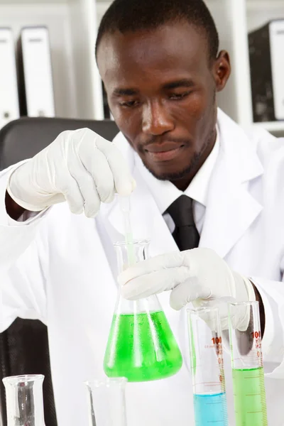 Male scientist doing experiment — Stock Photo, Image
