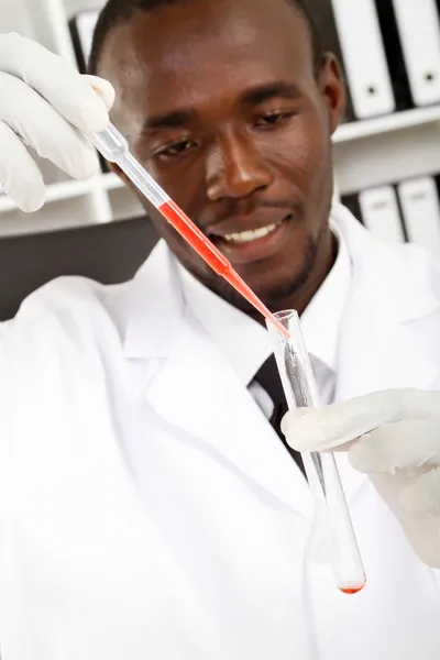 Scientist doing experiment — Stock Photo, Image