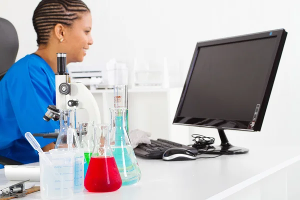 Vrouwelijke Afro-Amerikaanse wetenschapper in lab — Stockfoto