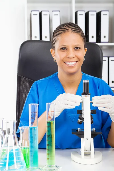Afrikaanse Amerikaanse vrouwelijke medisch onderzoeker — Stockfoto