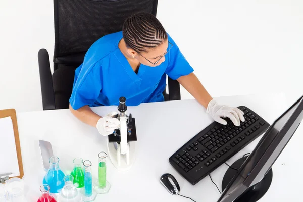 在实验室中的非洲裔美国实验室技术员工人 — 图库照片