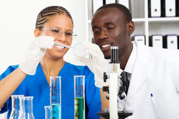 Africká americká laboratorní technici dělají experimentu — Φωτογραφία Αρχείου