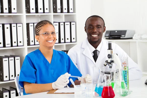 Afroamerikanska laboratorieassistenter arbetar i lab — Stockfoto