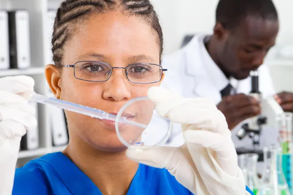 Αφρικανική αμερικανική γυναίκα επιστήμονα που κάνει πείραμα στο εργαστήριο — Φωτογραφία Αρχείου