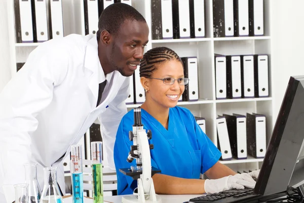 Scienziati afroamericani che lavorano in laboratorio — Foto Stock