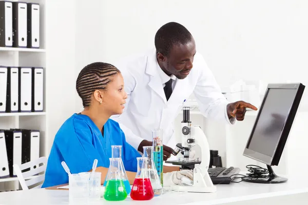 Cientistas que trabalham em laboratório juntos — Fotografia de Stock