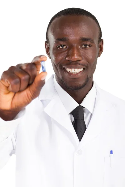 Africano farmacêutico americano segurando pílula de medicina — Fotografia de Stock