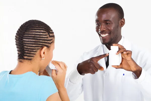Farmacista e paziente afroamericano — Foto Stock